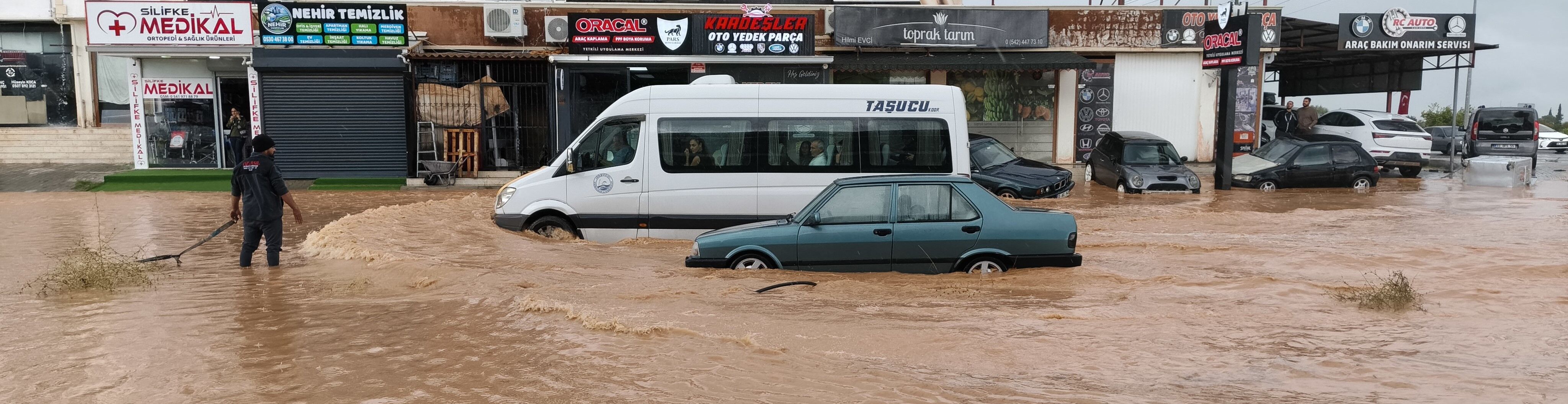 Silifke sele teslim: Dereler taştı, araçlar sular altında kaldı
