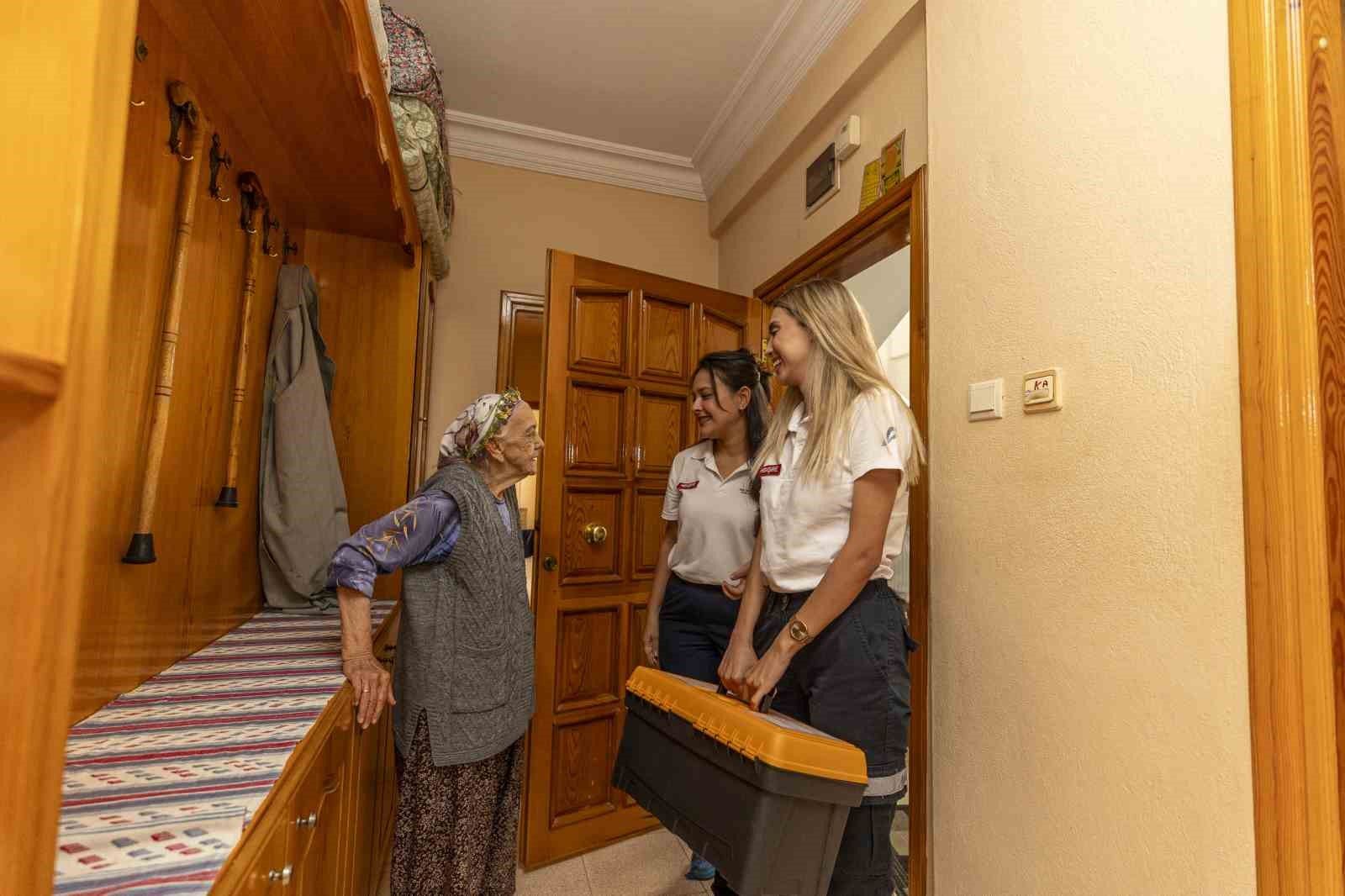 Mersin'de evde sağlık ve bakım hizmetleri yaşlıların yüzünü güldürüyor