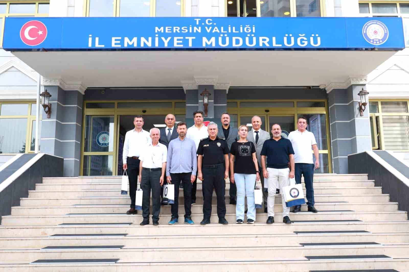 Mersin'de görevini tamamlayan polisler emekliliğe uğurlandı