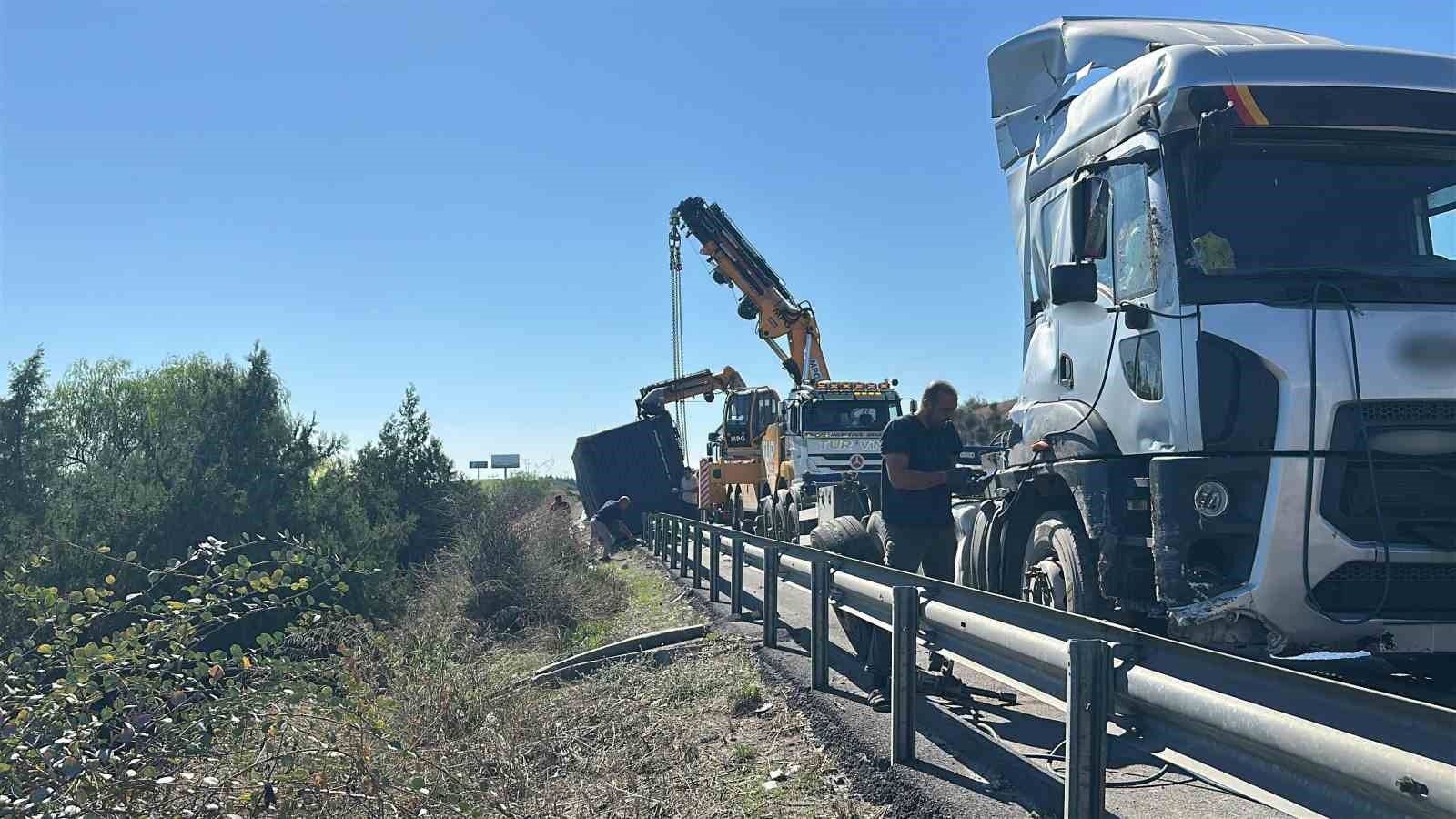 Mersin'de tır bariyerlere çarptı, konteyner devrildi