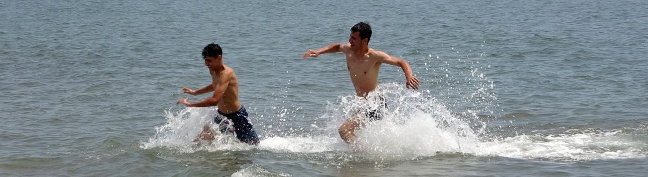 Mersin’de sıcaktan bunalan vatandaşlar denizde serinledi