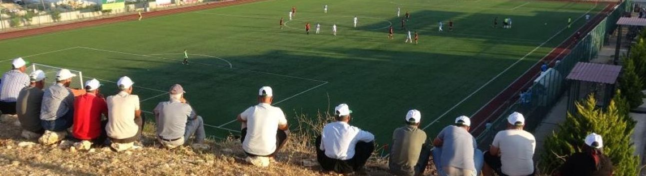 Eşler, çocuklar sahada kadınlar tribünde