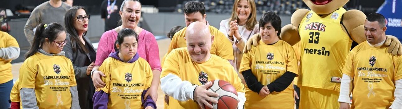 Down sendromlu çocuklar Mersin Spor Kulübü ile aynı sahada buluştu