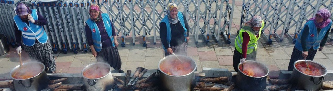 71 mahalleden kadınlar 71 kazanda yemek yaptı, binlerce kişiye ikram etti