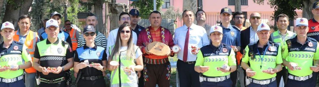Mersin'de yoğurt ve çilek ikramlı trafik uygulaması