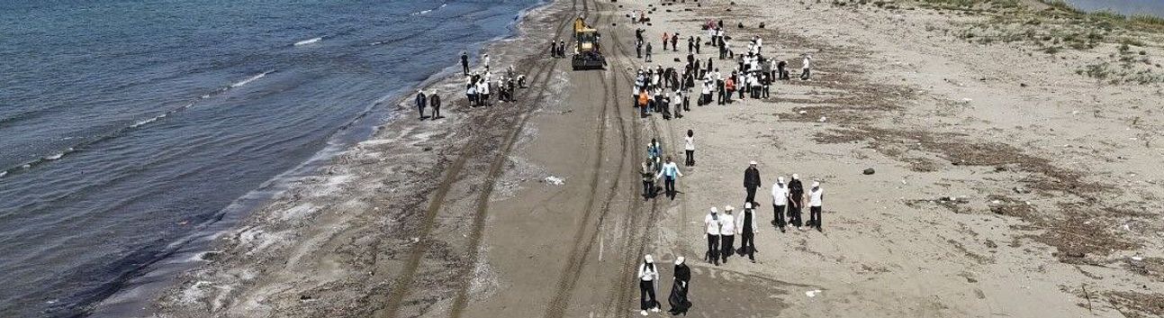 Mersin'de öğrenciler sahil temizliği için seferber oldu