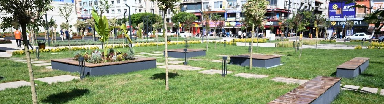 Mersin'de Kırmızı Lacivert Kent Meydanı vatandaşların kullanımına açıldı